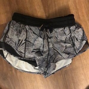 Lululemon shorty Hot Size 4 black  White Pattern